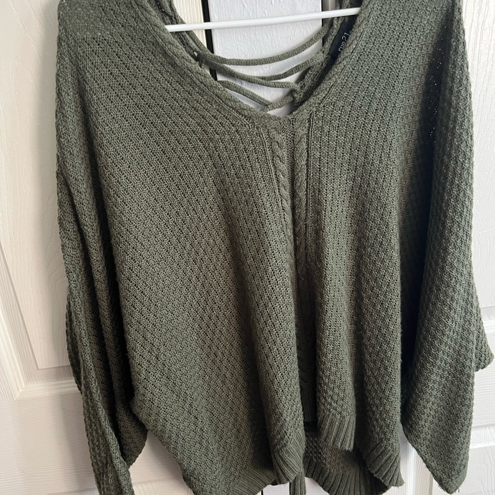 Olive colored, half sleeve sweater 😍